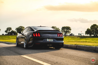 ���� ������� Vossen: Ford Mustang �� ������ Vossen LC102